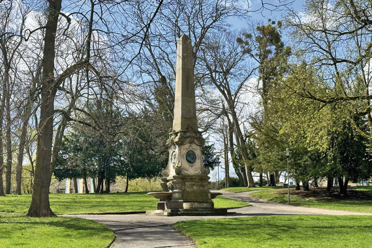 Der Obelisk zur Erinnerung an die Deutsche Reichsgründung von 1871 im Fürstengarten