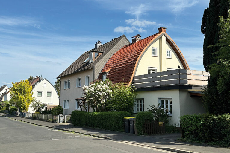 Einige der in Kassel einmaligen Tonnendächer der Schupo-Siedlung in der Kimpelstraße