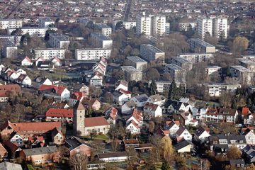 Hinter dem alten Ortskern von Waldau wächst die Wohnstadt empor (Foto © HNA-Archiv)