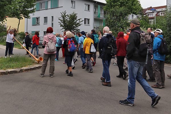 Am Heilhaus wurden die Wanderer mit einem Alphorn begrüßt – passend zum Namen des Hessisch-Waldeckischen Gerbirgsvereins.