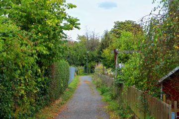 Fußweg zwischen Gärten
