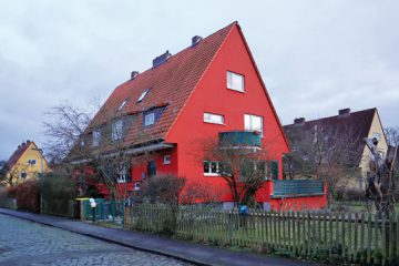 Farbenfrohes Haus in der Siedlung "Riedwiesen"