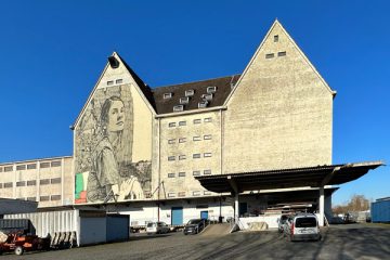 Die Fassade des Hafen-Speichers wurde 2019 vom Künstler „Sainer“ gestaltet.