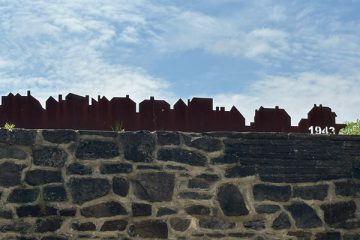 Die Silhouette auf der Zollmauer erinnert an die Unterneustadt vor 1943.